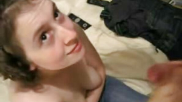 Sweet eighteen-year-old chick and her boyfriend make a show